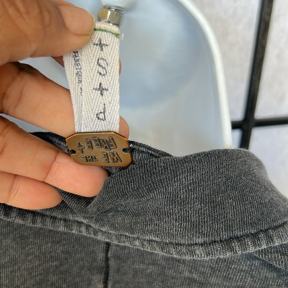 We The Free Stylish Gray Women's Top distressed top - Picture 6 of 6